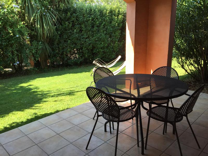 Terrasse couverte, vue sur le jardin