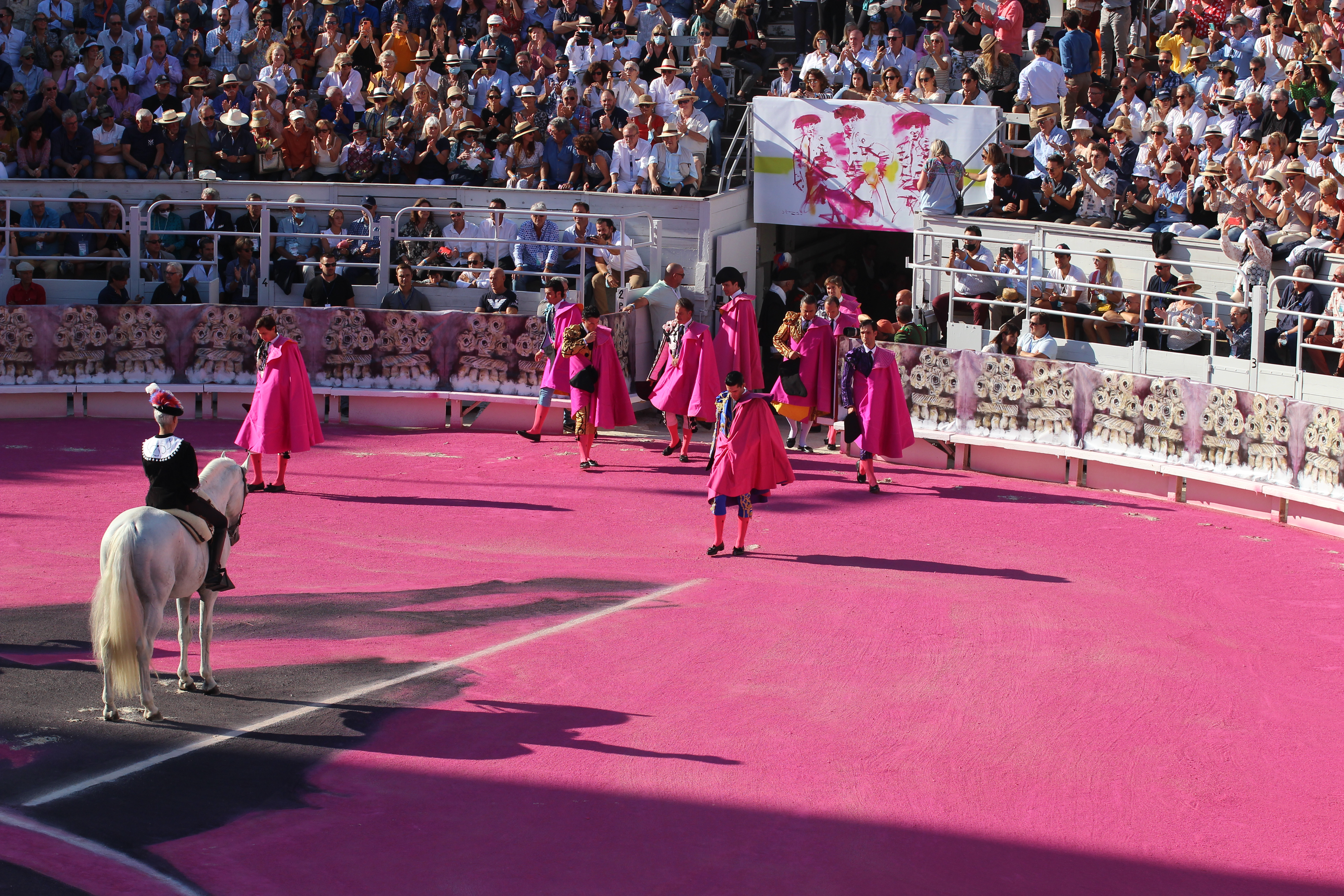 Announces cartels of Easter Feria