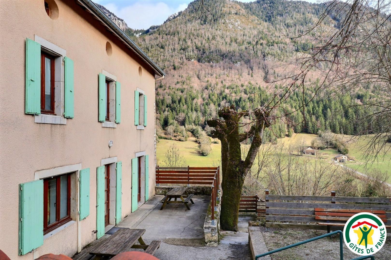 Vue sur la terrasse du gîte et l'environnement alentours