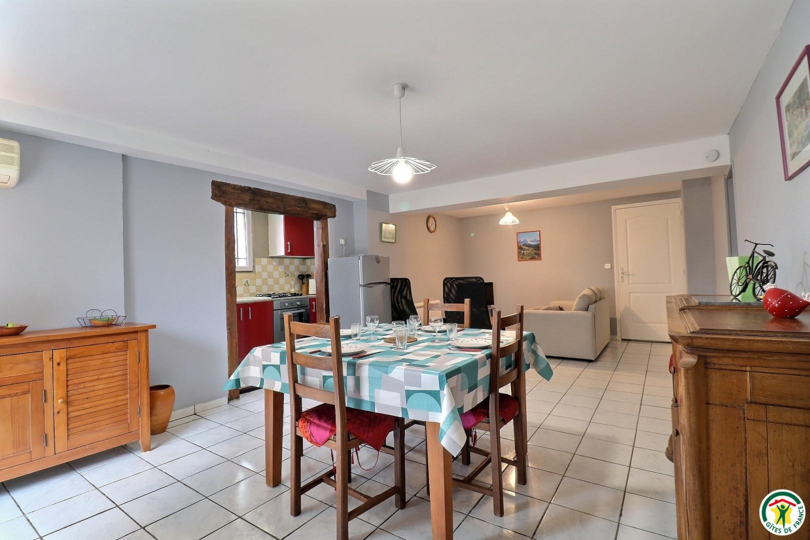 Séjour avec espace repas et coin salon