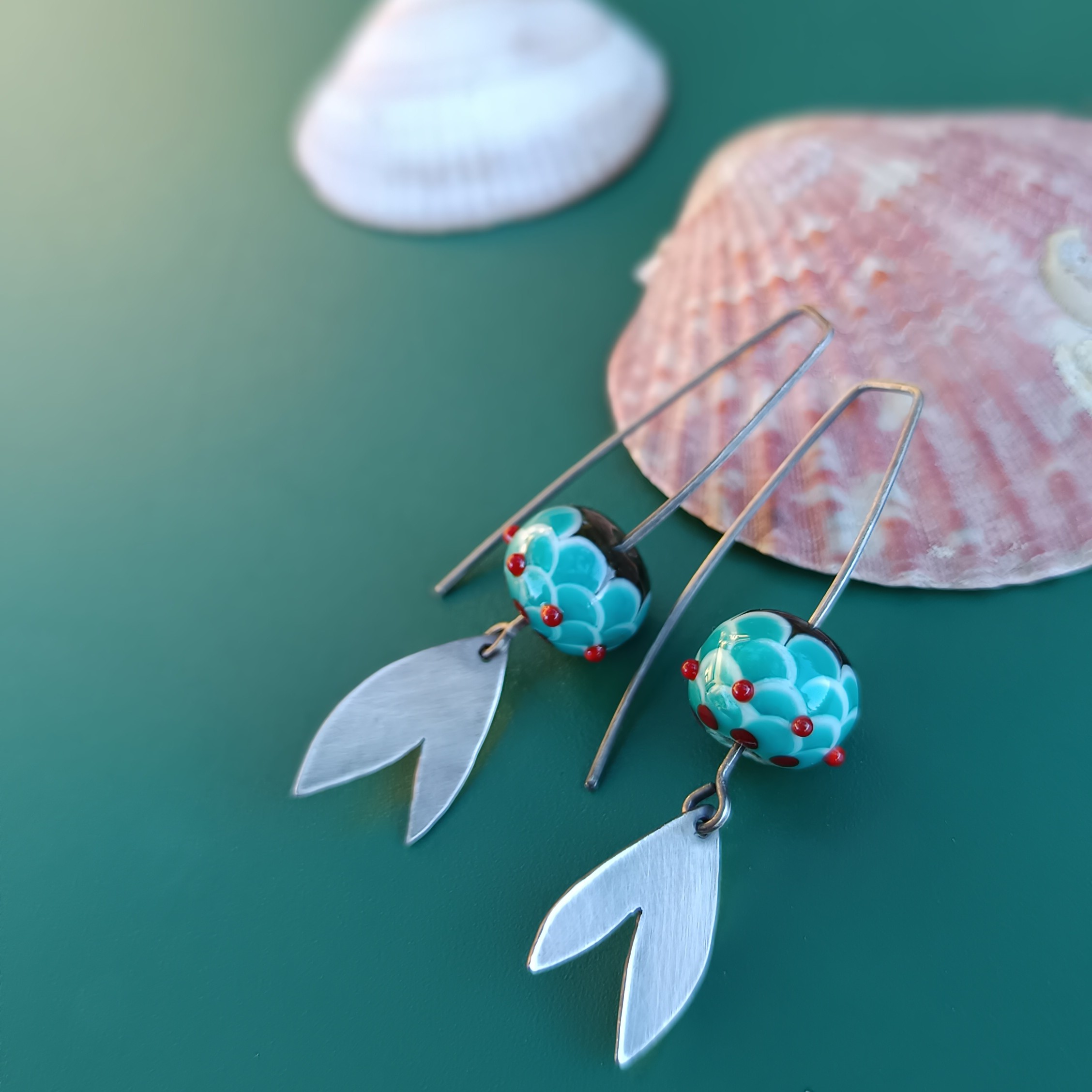 Exposition de bijoux en verre filé au chalumeau - Pauline Roques