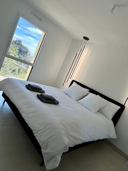 Chambre principale avec lit King size (180) et vue sur EZE VILLAGE