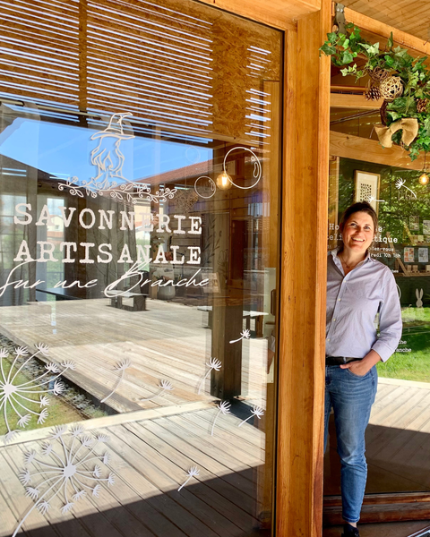 savonnière de la  savonnerie artisanale sur une branche.png