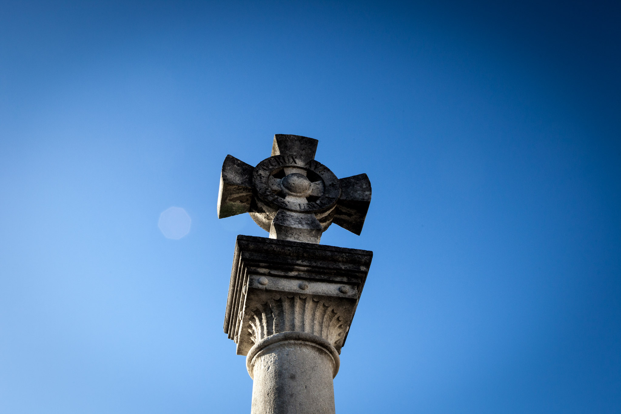 Croix en Pierre de Jonquières