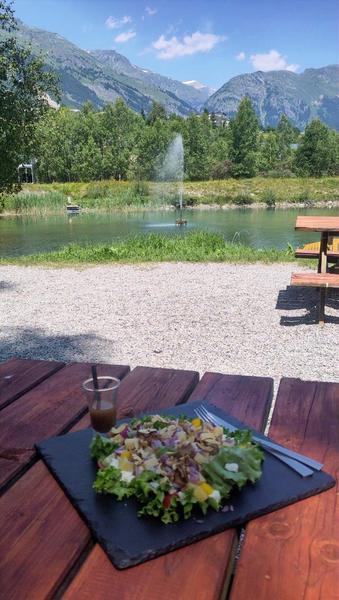 Salade composée devant le jet d'eau Salade composée devant le jet d'eau