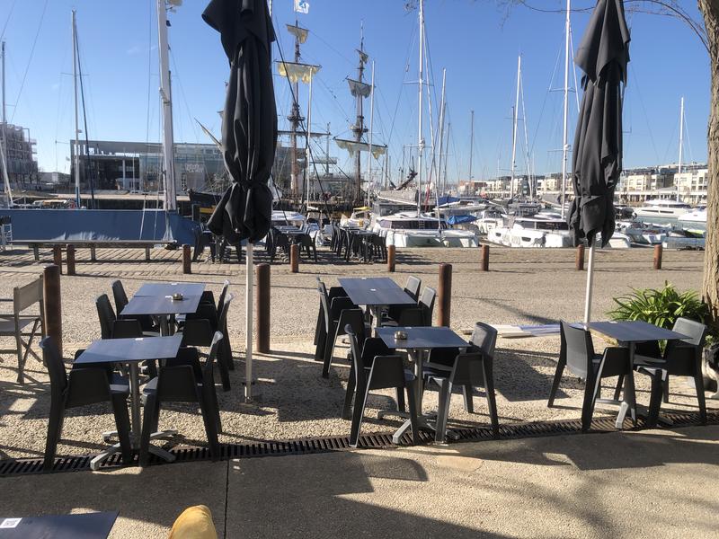 La terrasse avec vue sur le port