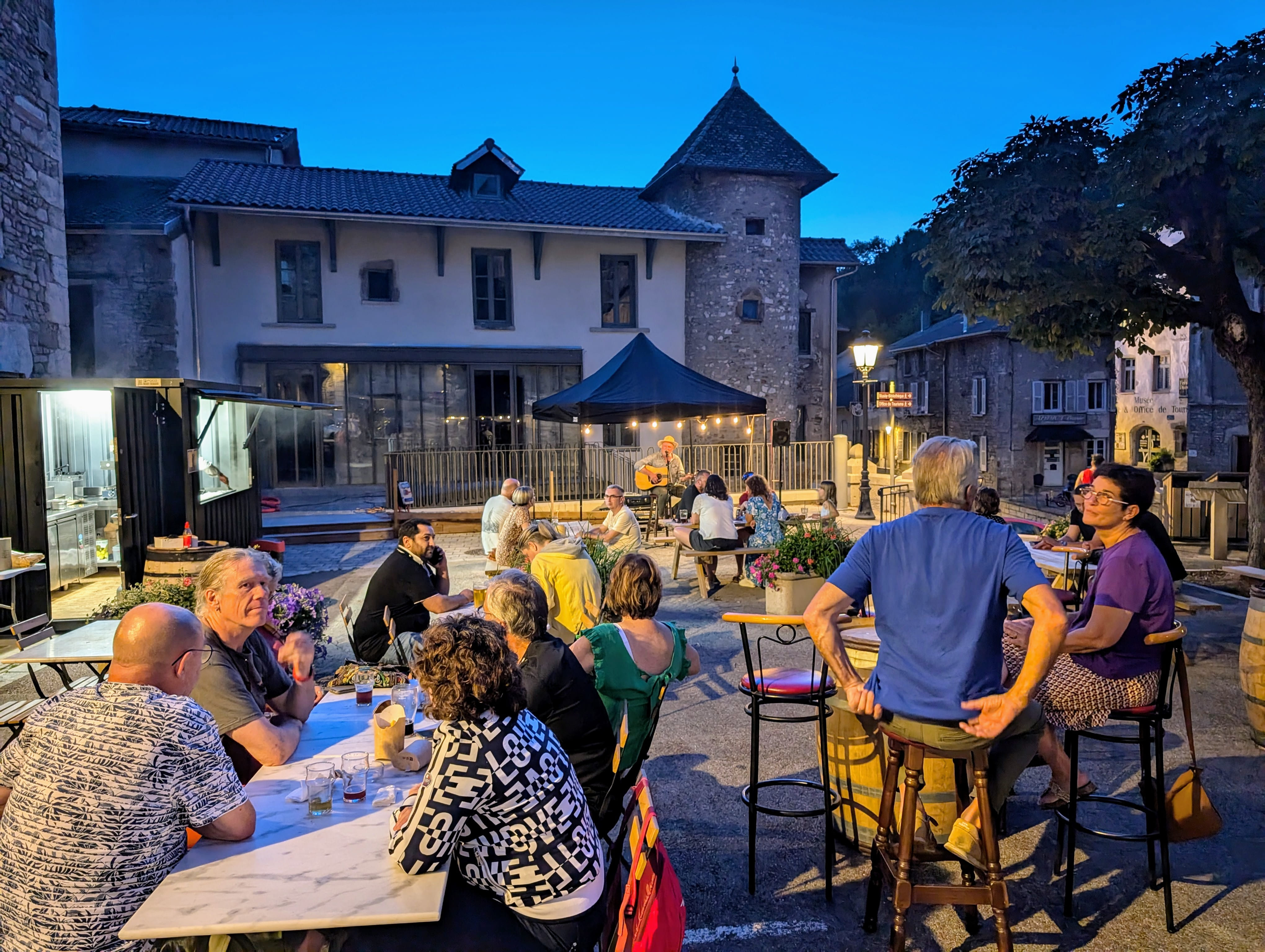 Soirée animée en terrasse