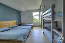 Grand Gîte "l'Amandier" - 15 personnes à Salles Arbuissonnas en Beaujolais dans le Rhône : Chambre pour 4 personnes - étage.