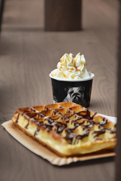 Service pause gourmande chez Glaces Moustache Cagnes-sur-Mer