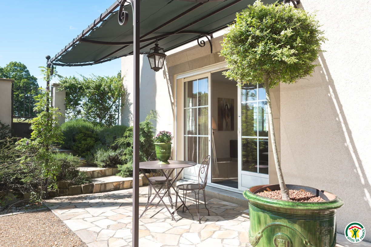 Terrasse côté sud, sous pergola l'été