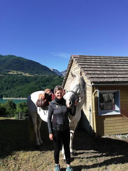 Anne devant sellerie Anne devant sellerie