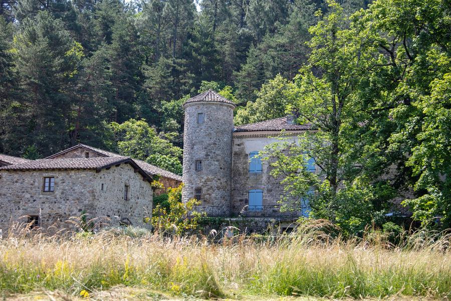 Prades - Château privé de Montseveny ©sourcesetvolcans
