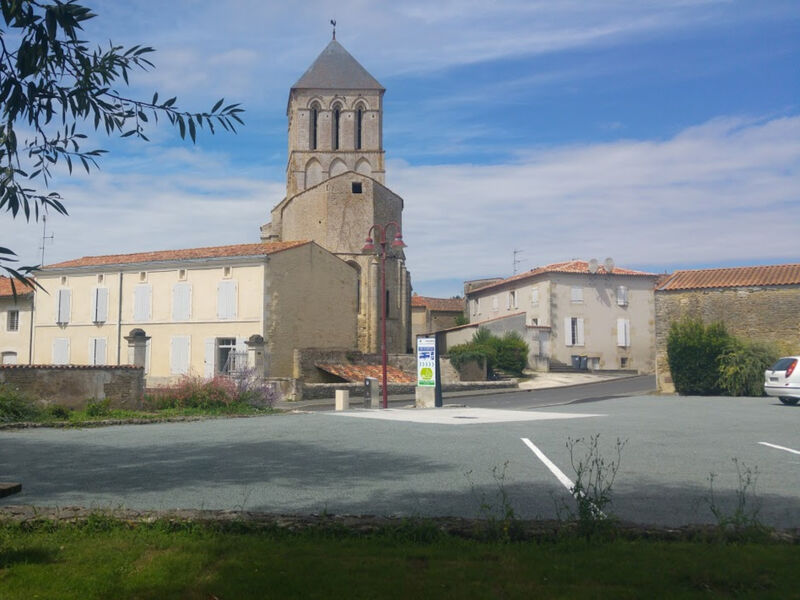 Vue du parking avec lEglise au fond