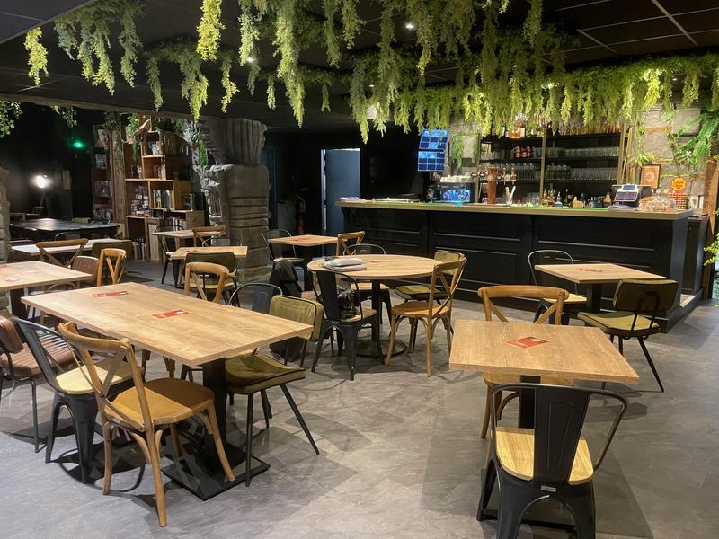 Des tables vides avec le bar dans le fond