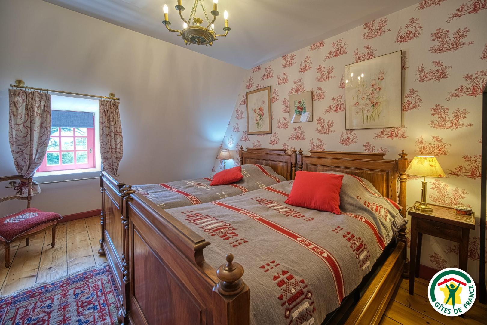 Chambre ROUGE climatisée : 2 lits 100x190cm