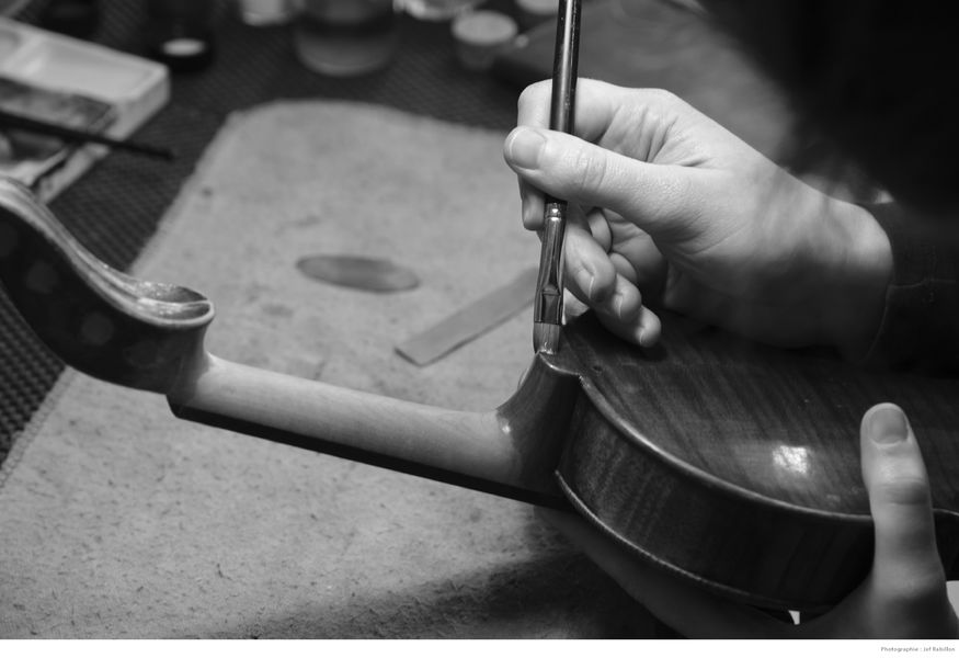 Pose délicate du vernis 