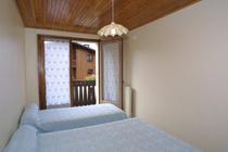 Image 1200x900_chamioret-6-violette-chambre-lits-doubles-location-appartement-chalet-les-gets-625