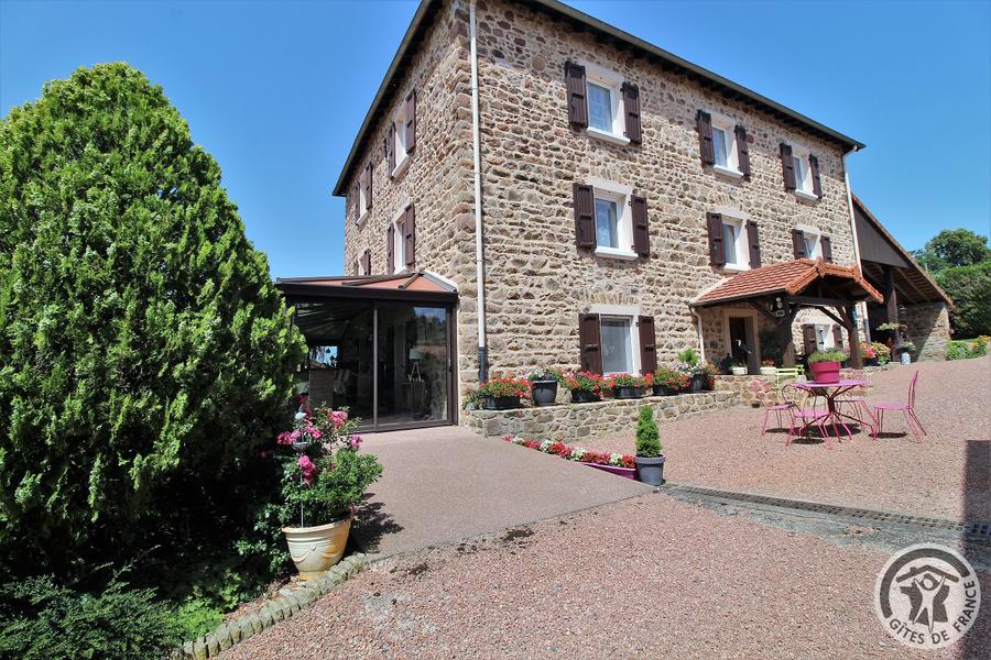 Chambres d\'hôtes \'La Ferme Fleurie\' à Thizy-Les-Bourgs, en Haut Beaujolais, dans le Rhône, proximité Roanne (42) et Lac des Sapins : Accès véranda.