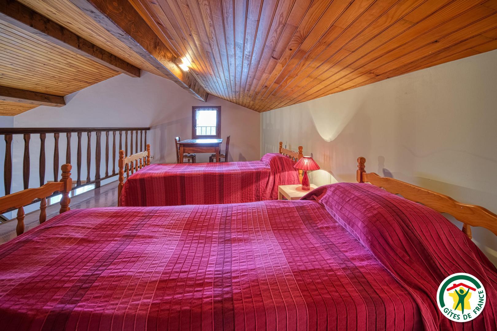 Chambre 2 en mezzanine : lits simples (2x90)