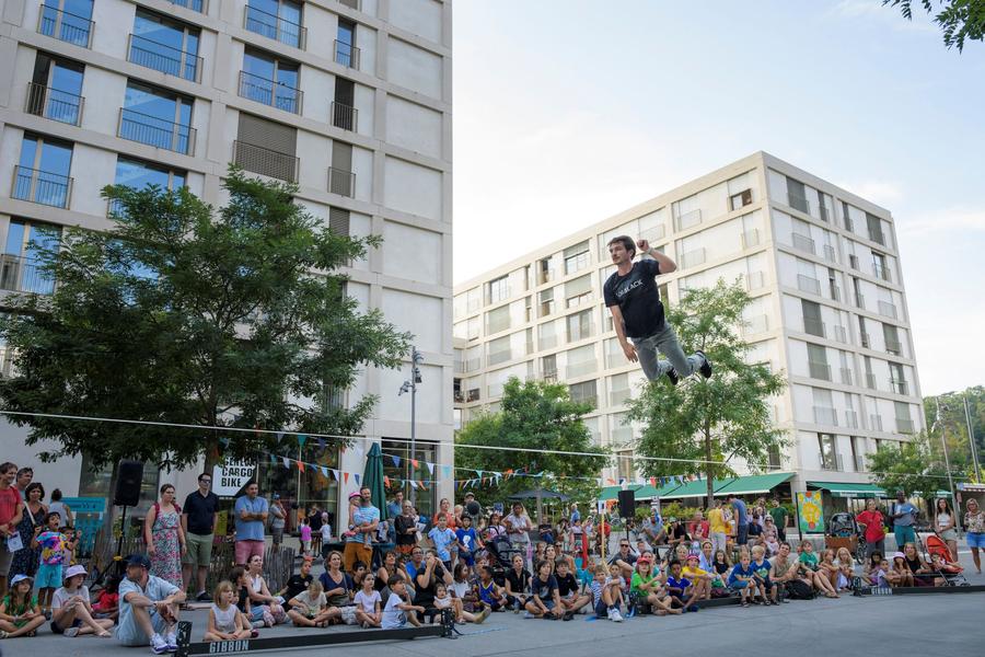Spectacle slackline acrobatique_Les Gets