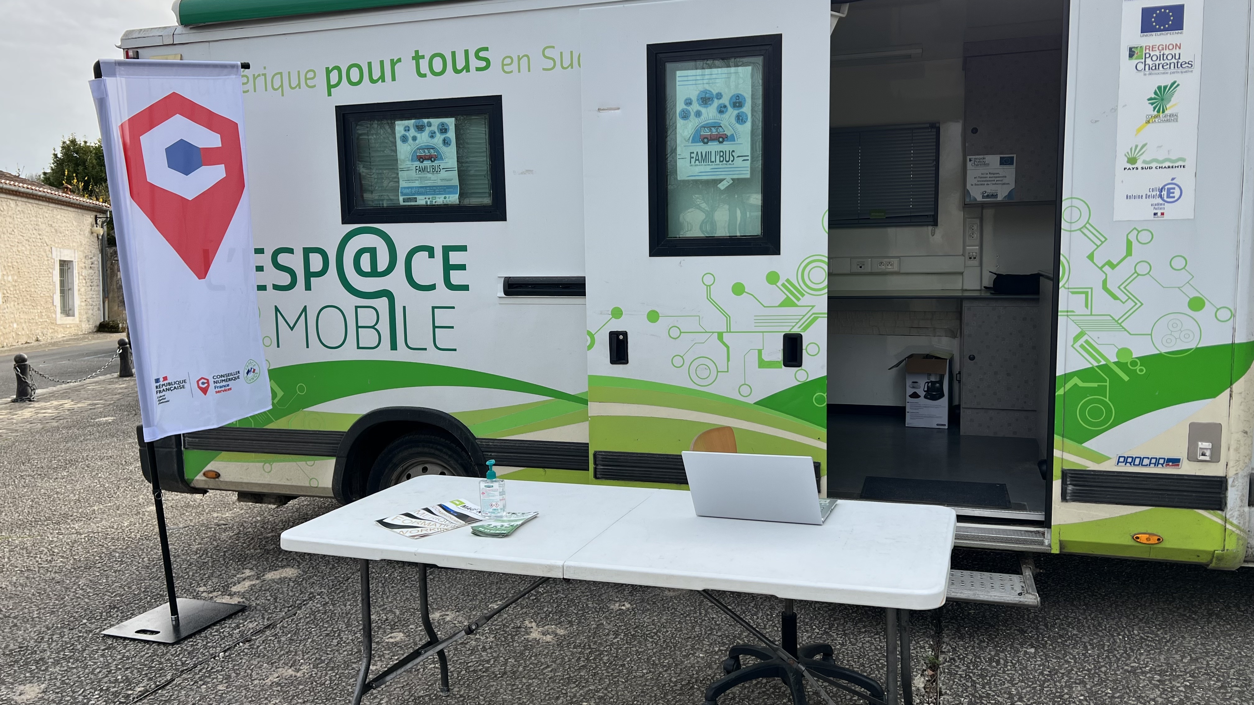 Permanence de l'Espace Numérique Mobile en Sud Charente - Place de l'église