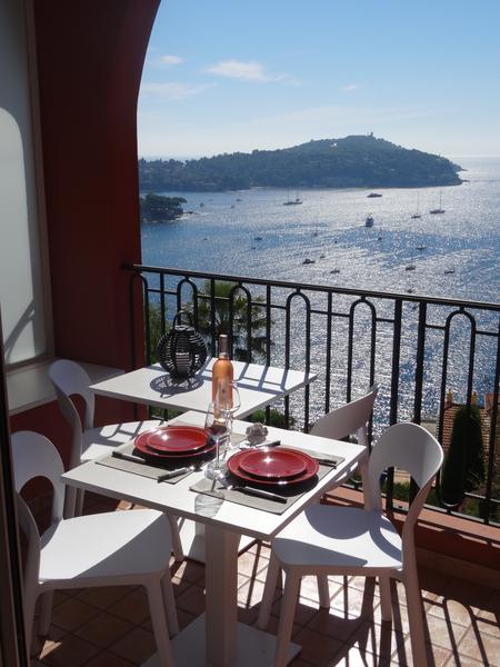 Balcon-terrasse avec vue sur la baie de Vilefranche