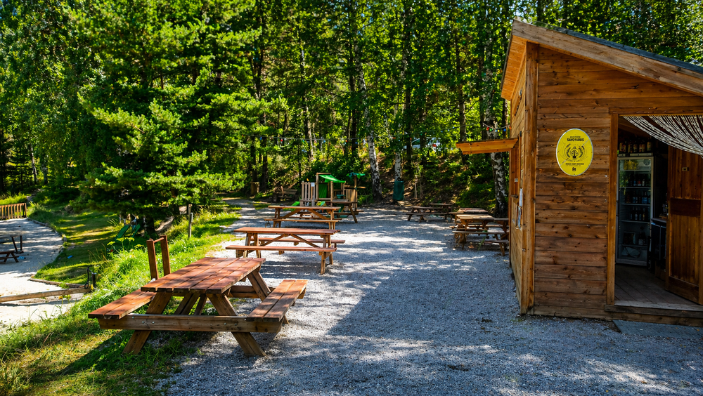 La guinguette et ses tables de pique-nique