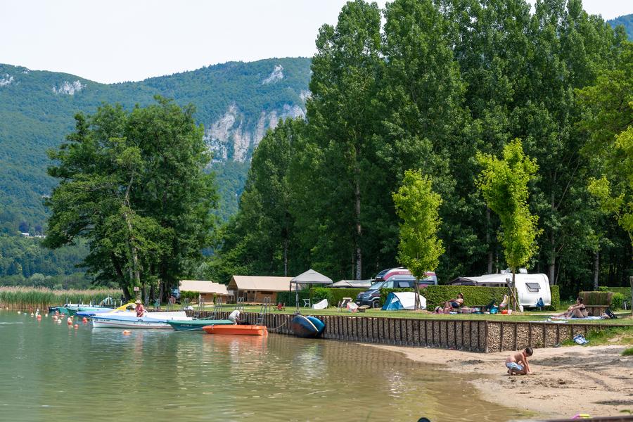 Plage du Camping Les Peupliers à Lépin-le-Lac