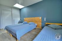 Grand Gîte "l'Amandier" - 15 personnes à Salles Arbuissonnas en Beaujolais dans le Rhône : Chambre pour 4 personnes - étage avec salle d'eau et wc privés.