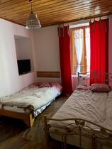 Chambre à coucher avec deux lits simples, TV, fenêtre