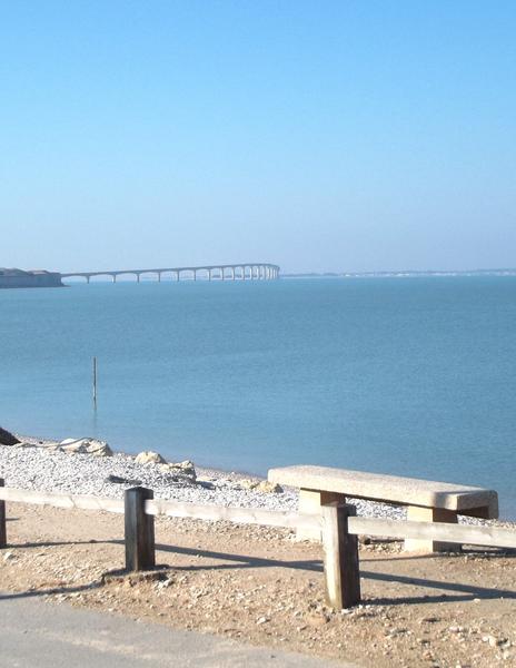 La plage de l'houmeau avec vue sur le pont de Ré.
