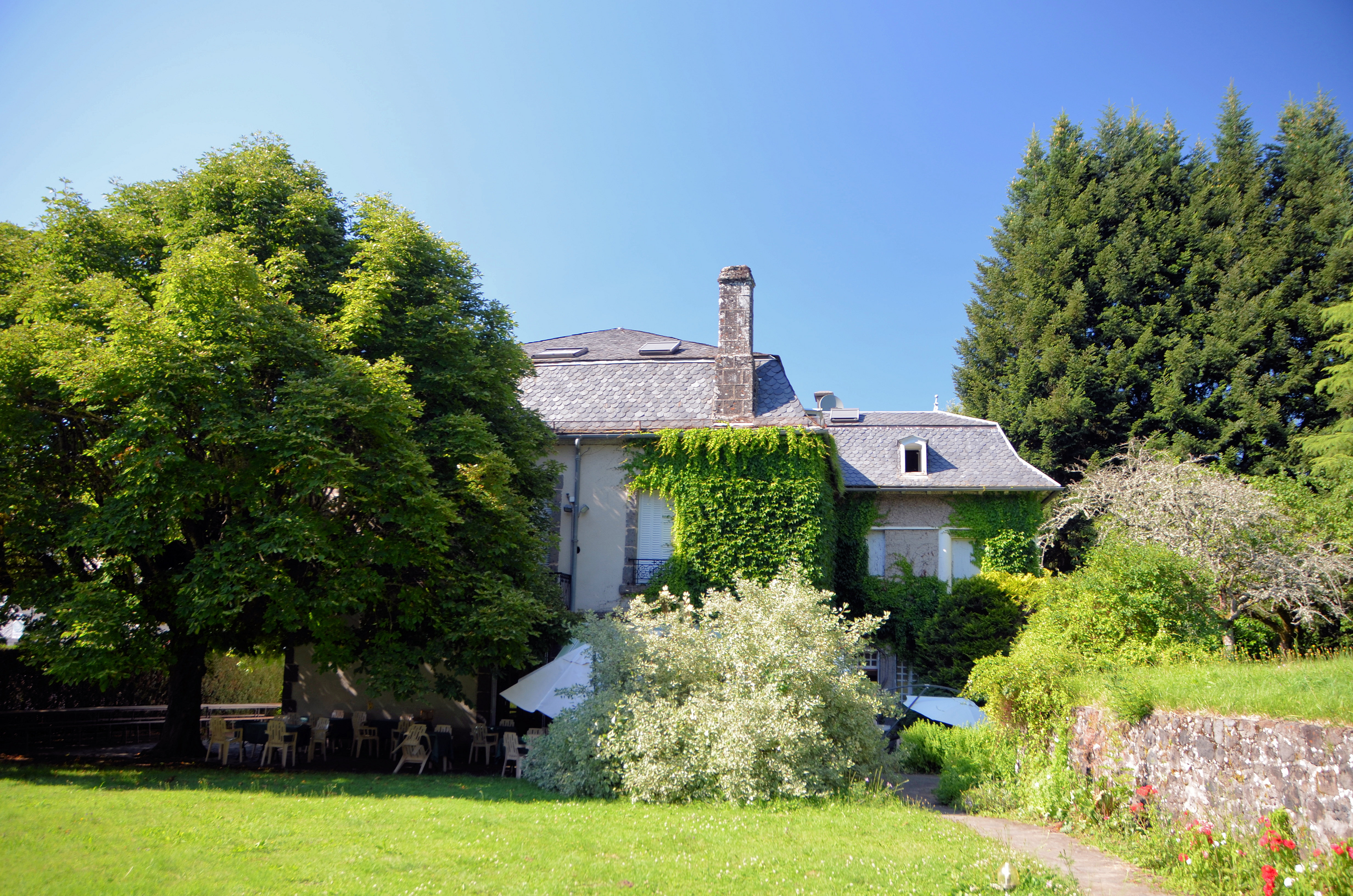 terrasse ombragée et une partie du parc