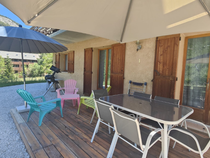 Terrasse extérieure de chalet avec mobilier d'extérieur