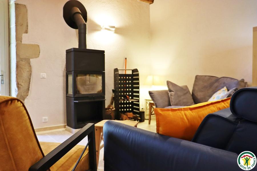 Au rez-de-chaussée la pièce commune : coin salon, détente, piano et salle de petit déjeuner, avec poêle à bois Au rez-de-chaussée la pièce commune : coin salon, détente, piano et salle de petit déjeuner, avec poêle à bois