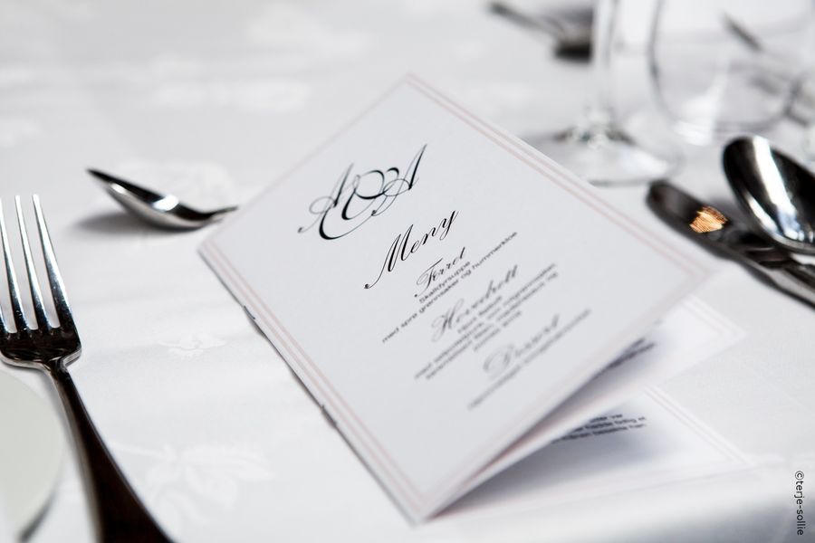 Un menu est posé sur la table