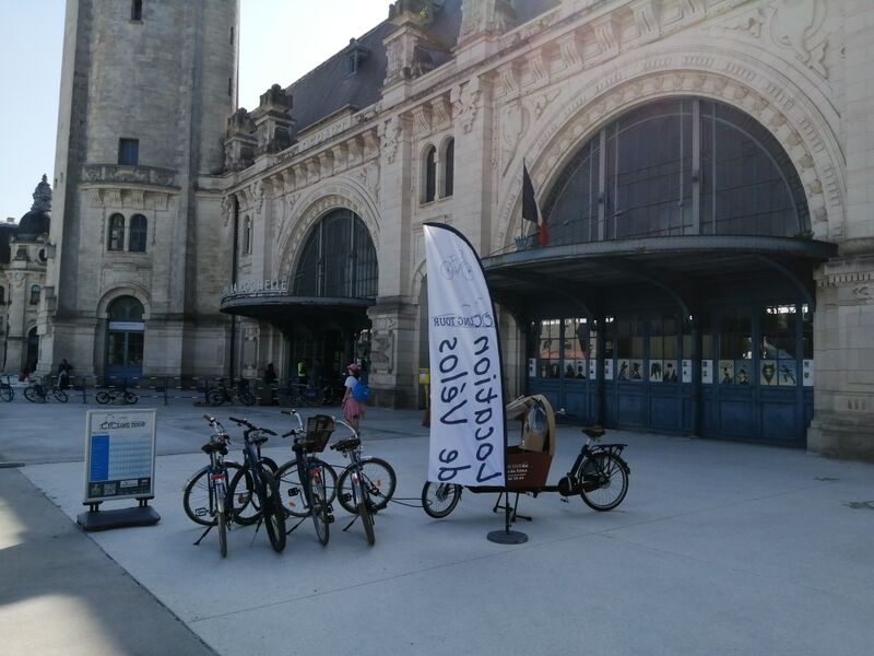 Quelques vélos sur le parvis de la gare