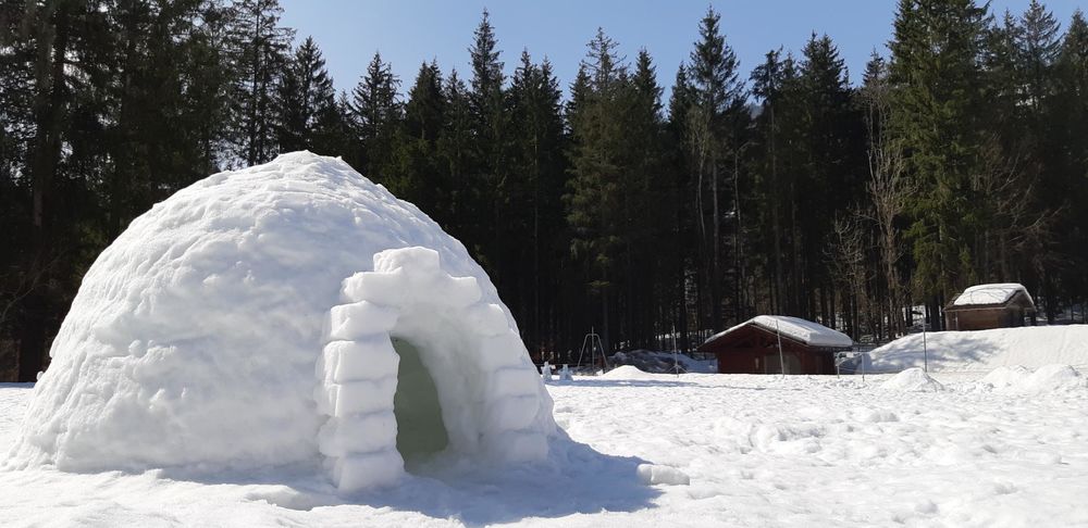 Construction d'un igloo et goûter pour les enfants aravis