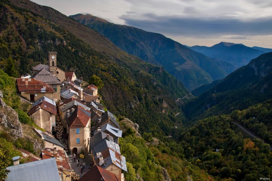 Roubion, vue depuis le jardin du pigeonnier