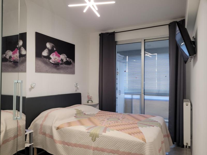 chambre à grand lit (140 x 190)