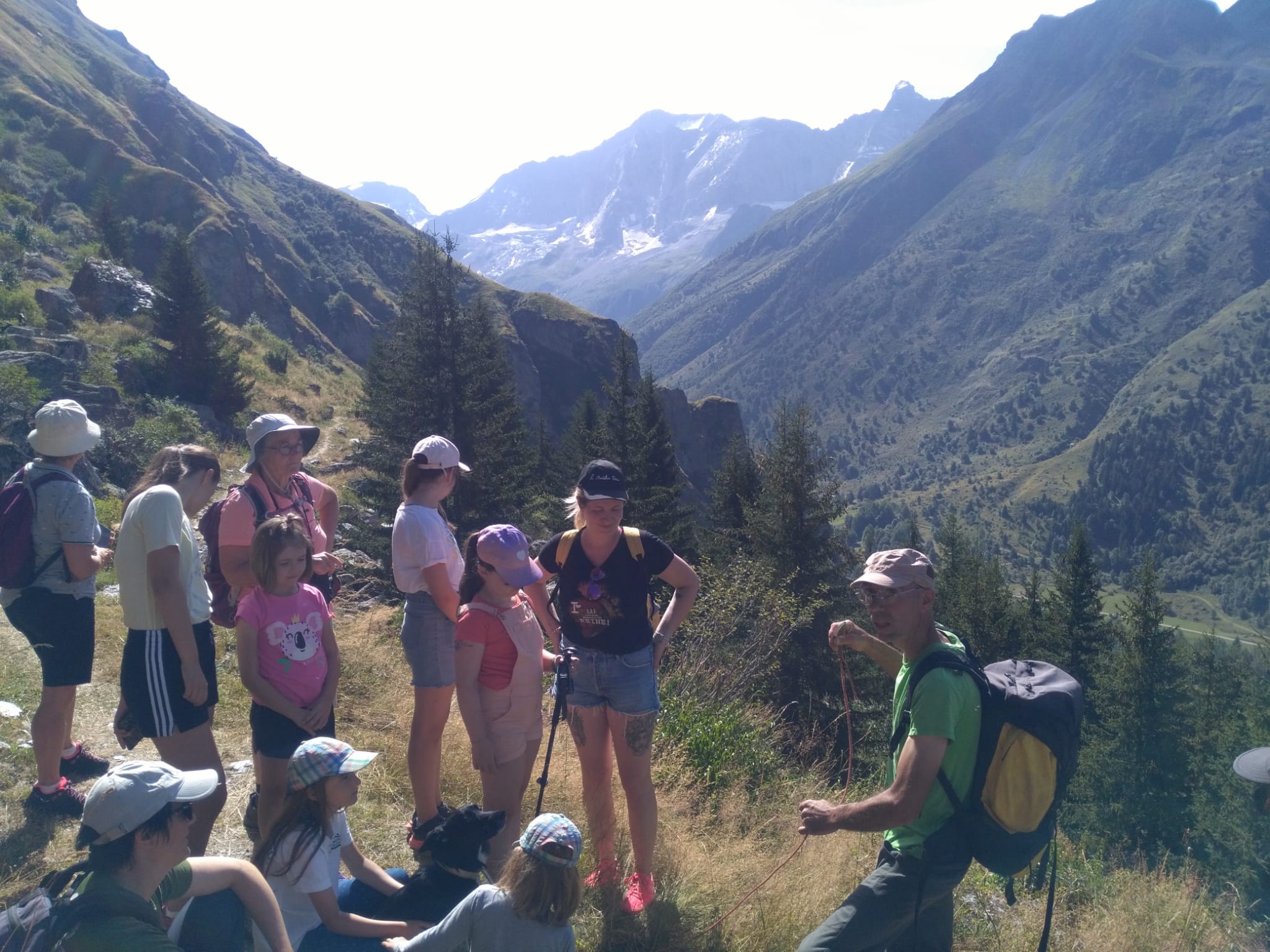 Randonnée et rencontre avec un agriculteur de montagne : sur un alpage avec des chèvres, à Champagny-le-Haut