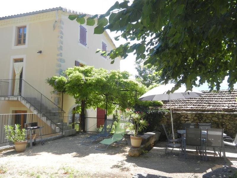 Profitez de la terrasse à l'ombre du tilleul