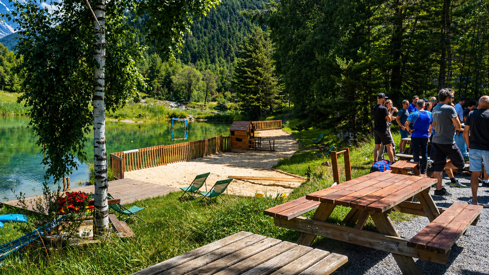 Les tables, la plage et le lac Les tables, la plage et le lac