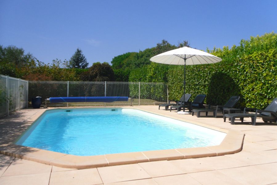 Vue piscine depuis la cuisine