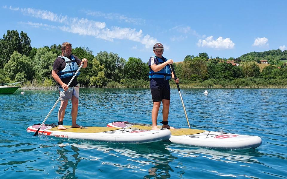 Illusation de deux supports pagaie, le paddle sur le lac de Paladru