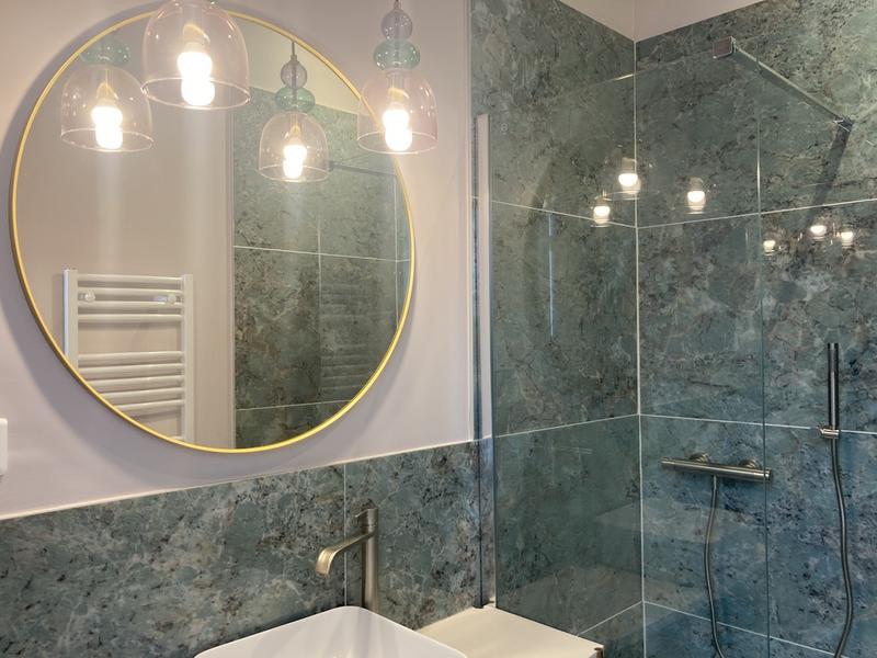 Une douche, un lavabo, un miroir.