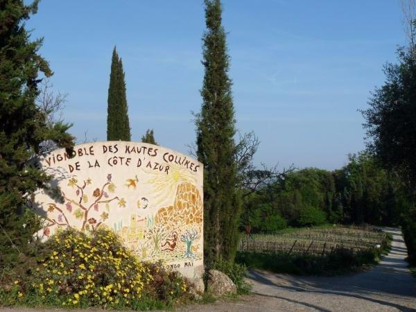 Une grande fresque signale l'entrée 