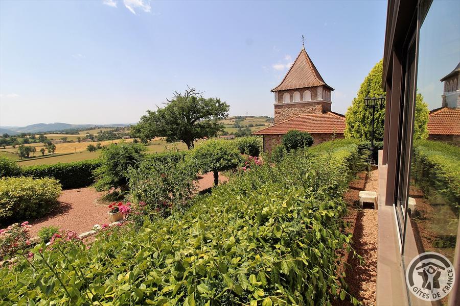 Chambres d\'hôtes \'La Ferme Fleurie\' à Thizy-Les-Bourgs, en Haut Beaujolais, dans le Rhône, proximité Roanne (42) et Lac des Sapins : la vue depuis la véranda.