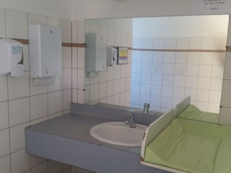 Toilette publique femme avec coin change pour bébé