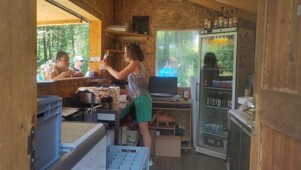 L'intérieur de la guinguette L'intérieur de la guinguette