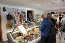Boutique: vente de fromage et de produits locaux